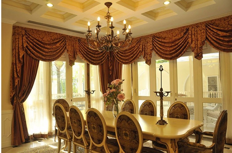 Màu sắc và họa tiết của rèm cổ điển phù hợp với không gian nội thất