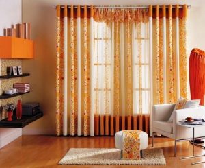 Một mẫu rèm vải cửa sổ phòng khách lấy tông cam chủ đạo khá ấn tượng